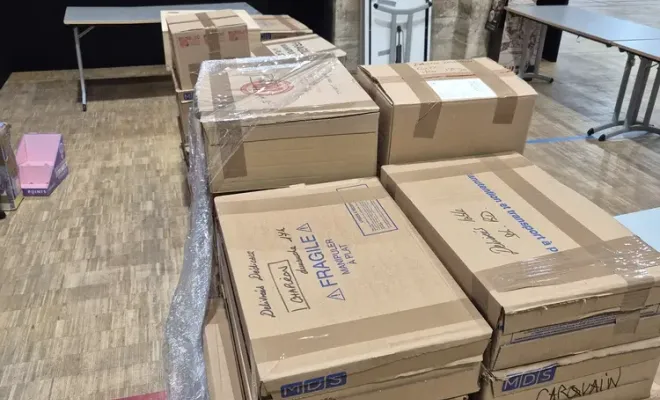 Label Courses, partenaire transport de la librairie L'Arbre à Lettres pour le salon délivré, Paris 8, Label Courses